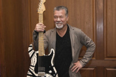 Kenang Eddie Van Halen,...
