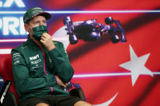 Sebastian Vettel Keberatan...