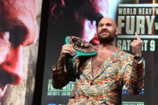 Hadapi Deontay Wilder...