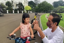 Jokowi Acungkan Dua...