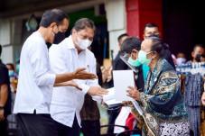 Airlangga Dampingi Jokowi...