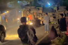 Truk Pengangkut Semen...