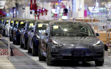 Mobil Listrik Tesla...