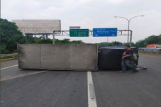Mobil Boks Terbalik,...