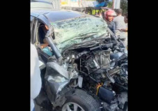 Avanza Tabrak Truk Tronton...