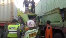 Dikendarai Remaja, Truk...