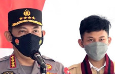 Fahri Ajak Follow Akun...