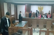 Hakim Pengadilan Niaga...