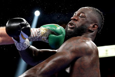 Dipecundangi Tyson Fury,...
