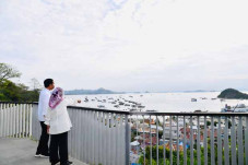 Jokowi dan Iriana Nikmati...