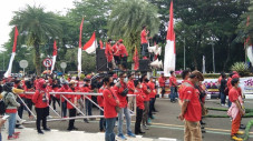 Massa Kembali Datangi...