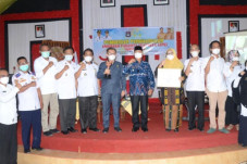 Enrekang Terima Penghargaan...