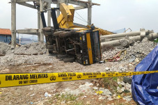 Crane Jatuh Timpa Rumah...