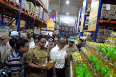 Anies Ajak Lansia dan...