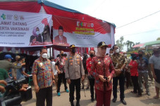 Bupati Melakukan Peninjauan...