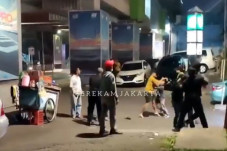 Sekelompok Pria Baku...