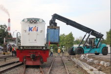 PT KAI Operasikan Kereta...
