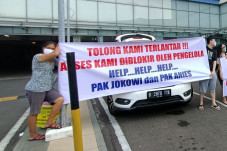 Tidak Bisa Masuk, Puluhan...