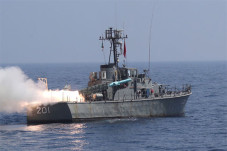 Kapal Perang Iran Halau...