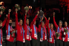 Angkat Trofi di Piala...
