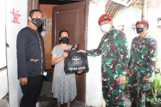 Kopassus Bagikan 1.050...