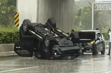 Mobil Terbalik di Tol...
