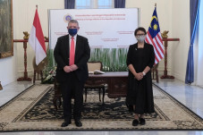Perlombaan Senjata di...