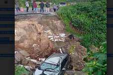 Minibus Terjun ke Lubang...