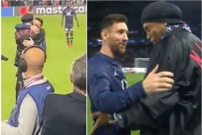 Ronaldinho Berikan Pelukan...