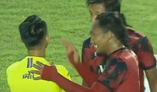 Pukul Lengan Wasit,...