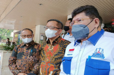 Demokrat Sewa Bambang...