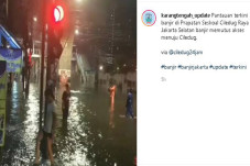Diguyur Hujan, Perempatan...