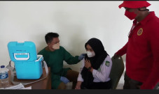 Disaksikan Jokowi, Vaksinasi...