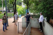 Polisi Buru Pria Pamer...