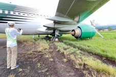 Pesawat Boeing 737-200...
