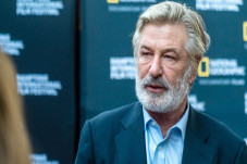 Alec Baldwin Tembakkan...