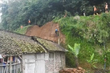Tebing 8 Meter Longsor,...