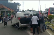 Diduga Pengemudi Mengantuk,...