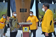 Taufan Pawe Hadiri Silaturahmi...