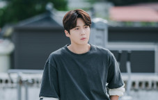 Wajah Kim Seon-Ho Mulai...