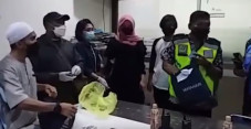 Tiba di Bandara Haluoleo,...