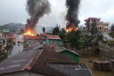 Militer Myanmar Gempur...