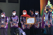 Gubernur Khofifah Ajak...