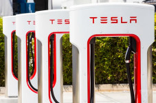 Tesla Uji Coba Supercharger...