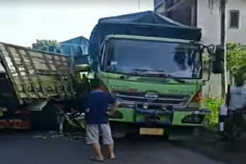 Ngeri! 2 Truk Tabrakan...