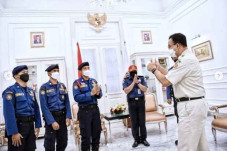 Damkar Bantu Warga Ambil...