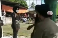 Viral, Asyik Berteduh...