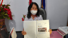 Menahan Tangis, Kepala...