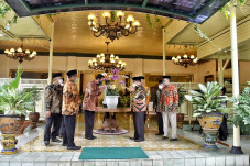 Sri Sultan HB X Berikan...