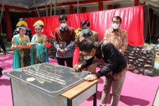 Rektor UNEJ Tanda Tangani...
